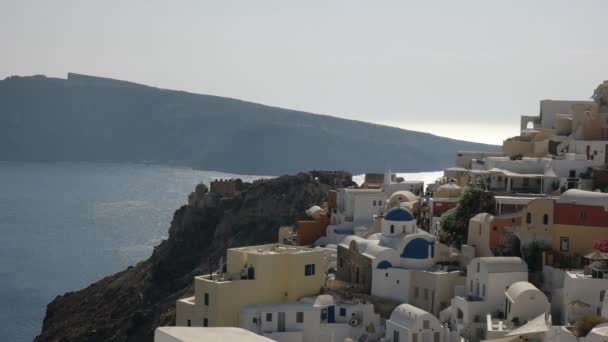 Dzienne ujęcie budynków w Oia, Santorini — Wideo stockowe