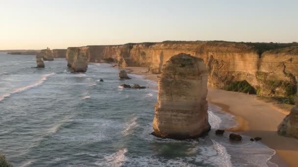 Zonsondergang close-up van een van de twaalf apostelen op de Great Ocean Road — Stockvideo