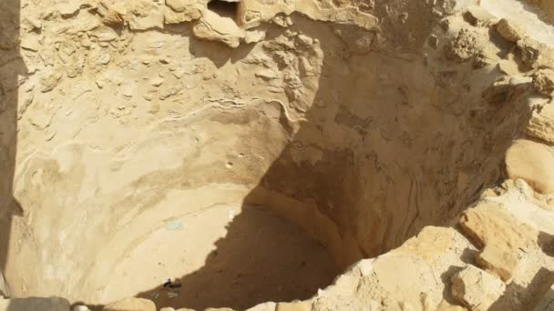 Primer plano de una cisterna de agua en Quran, Israel — Vídeo de stock