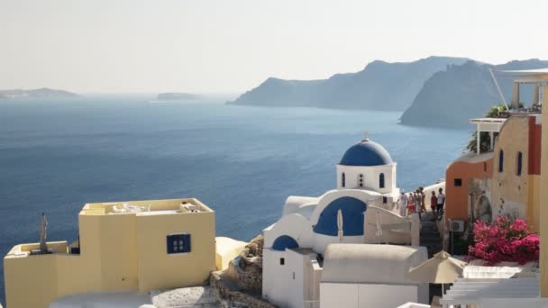 Chiesa a cupola blu e la caldera a santorini — Video Stock