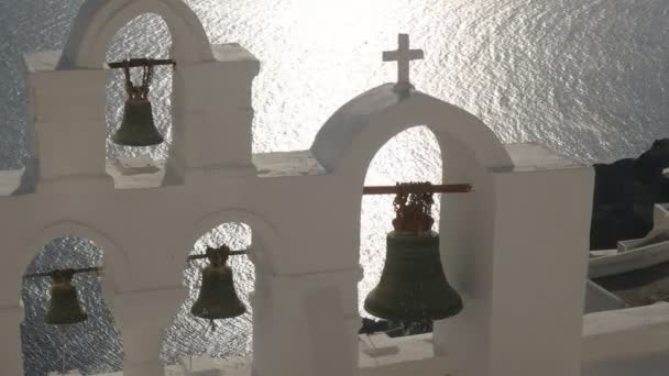 Close up van vier kerkklokken bij Oia, Santorini — Stockvideo