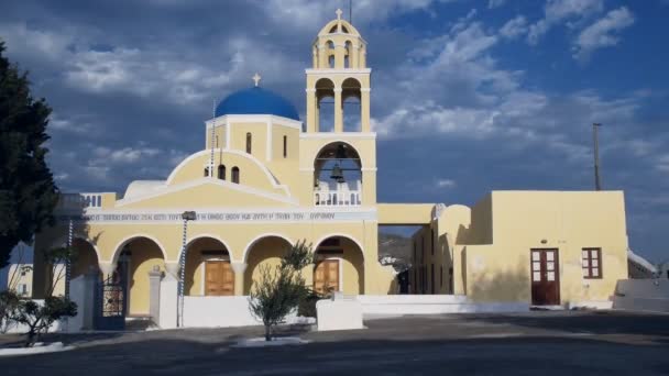 Oia, Grekland-september, 9, 2016: exteriör utsikt över framsidan av kyrkan St George i Oia på ön Santorini — Stockvideo