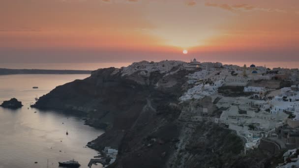 サントリーニ島の夕日とオイア村の広い眺め — ストック動画