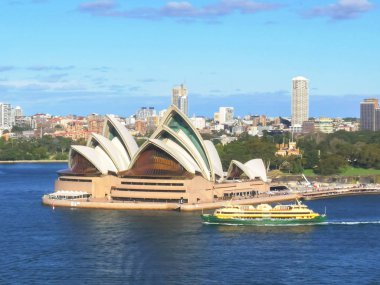 Sidney, Avustralya - 1 Temmuz 2014: Erkekçe feribot Sydney Opera Binası geçmiş yelken