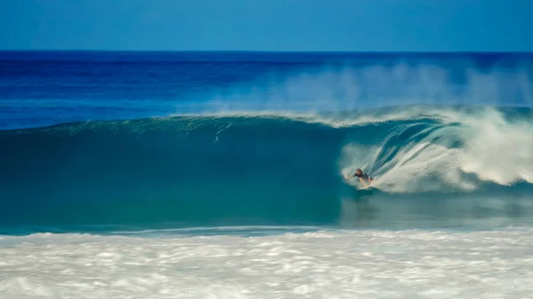 Langeksponerings-bilde av surferen får en rørtur i bakre rørledning – stockfoto