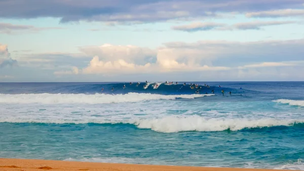 Surfistas atrapan olas durante una sesión matutina en el oleoducto —  Fotos de Stock