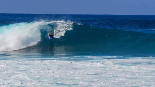 Body boarder mengendarai gelombang besar dan melakukan di baris pipa — Stok Foto