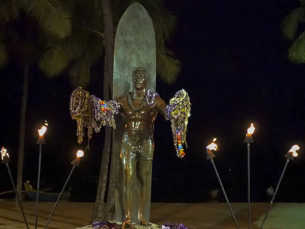 Waikiki, Spojené státy americké-leden 12 2015: socha vévody kahanamoku v noci Waikiki — Stock fotografie