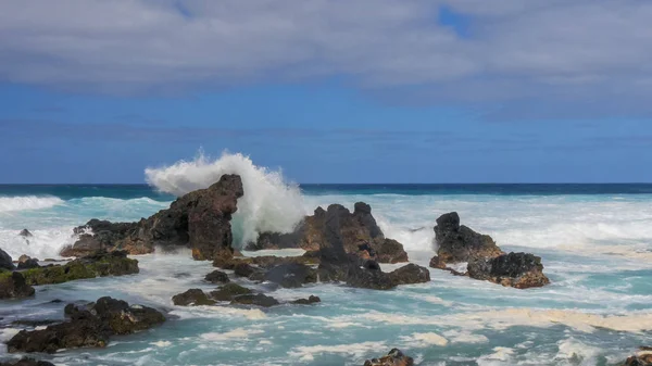 Ένα κύμα καταρρέει κατά των βράχων στην παραλία χούκιπα στο Μάουι — Φωτογραφία Αρχείου