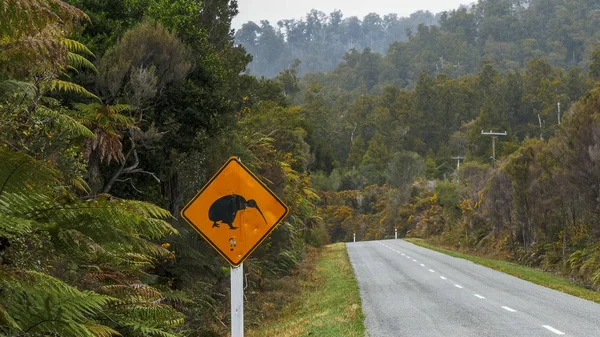 Kiwi señal de tráfico en la isla sur de Nueva Zelanda — Foto de Stock
