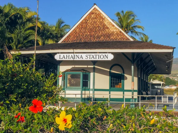 Lahaina Sugar Cane tågstation och färgglada hibiskus blommor — Stockfoto