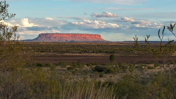 Weite Sicht auf den Mount Conner in Australiens nördlichem Territorium bei Sonnenuntergang — Stockfoto