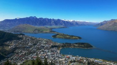 queenstown ve göl wakitipu siluetinden görünümü