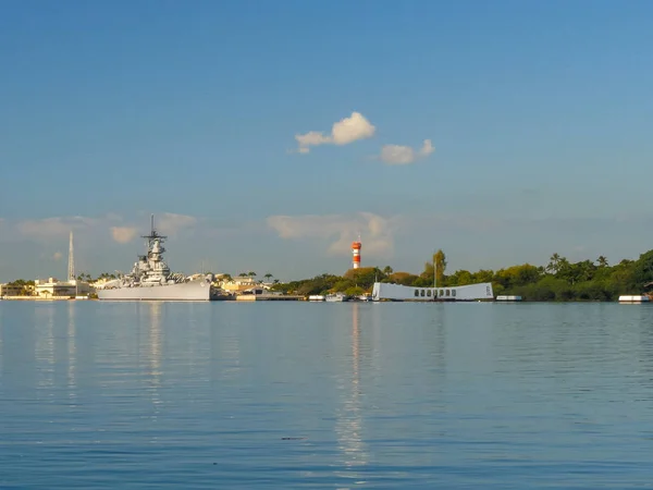 Широкий угол обзора USS Миссури и мемориал Аризоны в Перл-Харбор — стоковое фото