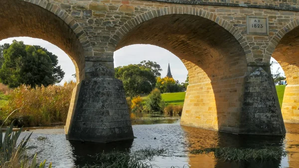 Låg vinkel utsikt över den historiska gamla stenbron och St Johns katolska kyrkan i Richmond — Stockfoto