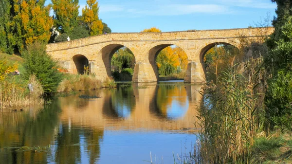 Reflektioner av historiska gamla stenbron i vattnen i Coal River — Stockfoto