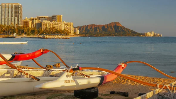 Waikiki, Spojené státy americké-leden 12 2015: uzavřít palouk kanoe s pláží Waikiki a diamantovou hlavou — Stock fotografie