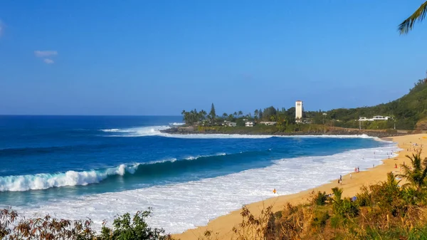 유명한 빅 웨이브 위치 인 와이메아 베이 (waimea Bay)에서 해변에서 파도 가해집니다. — 스톡 사진