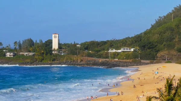 Vue longue distance de la plage une baie de waimea — Photo