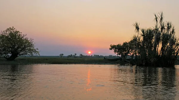 Ηλιοβασίλεμα σε υγροβιότοπους κοντά στο Κακαντού στην αυστρανή Βόρεια επικράτεια — Φωτογραφία Αρχείου
