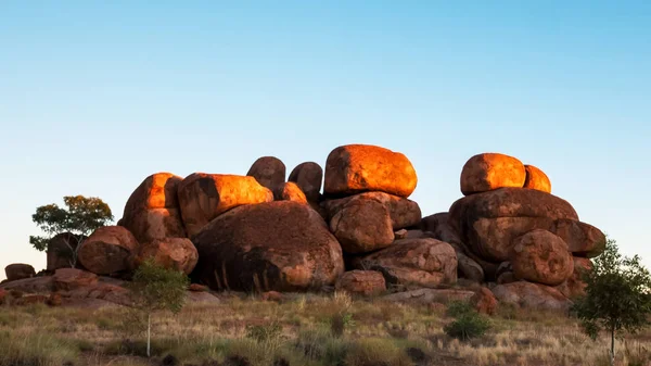 Diablos mármoles en australias territorio del norte al amanecer — Foto de Stock