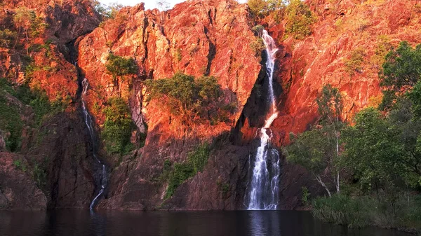 Het instellen van de zon verandert de kliffen bij Wangi watervallen in Litchfield National Park een briljant rood — Stockfoto