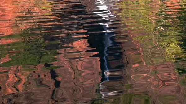 利奇菲尔德国家公园万吉瀑布波纹反射的抽象视图 — 图库照片
