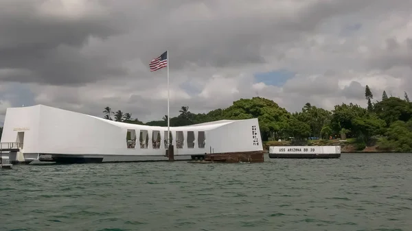 Honolulu, Amerika Birleşik Devletleri - 9 Ağustos 2015: Fırlatma teknesinden Pearl Harbor'daki Arizona anıtına bakış — Stok fotoğraf