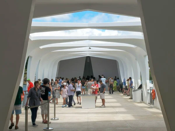 Honolulu, Amerikas förenta stater-augusti 9 2015: beskåda av det inre av den Arizona minnesmärken på Pärlan hamn — Stockfoto