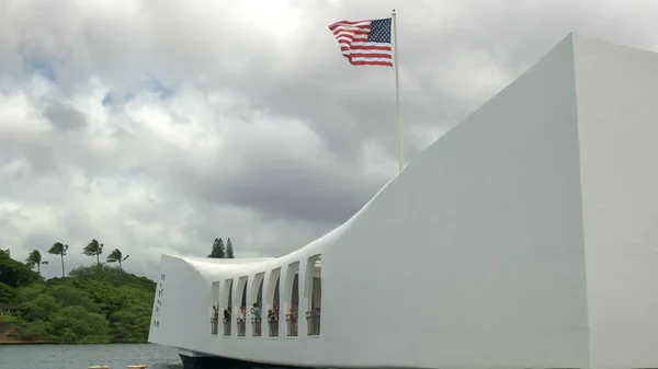 Honolulu, Amerika Birleşik Devletleri - 9 Ağustos 2015: Pearl Harbor'daki USS Arizona anıtının yakın çekimi — Stok fotoğraf