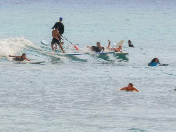 WAIKIKI, ESTADOS UNIDOS DA AMÉRICA - AGOSTO 9 2015: uma multidão de nadadores e surfistas na praia de waikiki — Fotografia de Stock