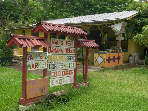 bir işaret hana yolunda bir yol kenarında standında satılık taze meyve reklamı