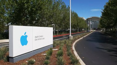 Cupertino, Ca - 28 Ağustos 2015: Apple karargahına giriş yolu ve cupertino'da bulunan bir sonsuz döngü
