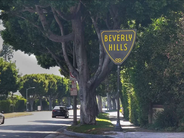 BEVERLY HILLS, CA, USA - 25 DE AGOSTO DE 2015: Beverly Hills firma en Los Ángeles con tráfico — Foto de Stock