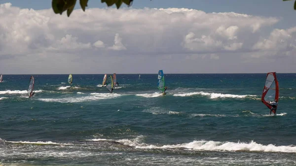 Paia, Stany Zjednoczone Ameryki-Sierpień 10 2015: szeroki strzał z wielu windsurferów na plaży Hookipa — Zdjęcie stockowe
