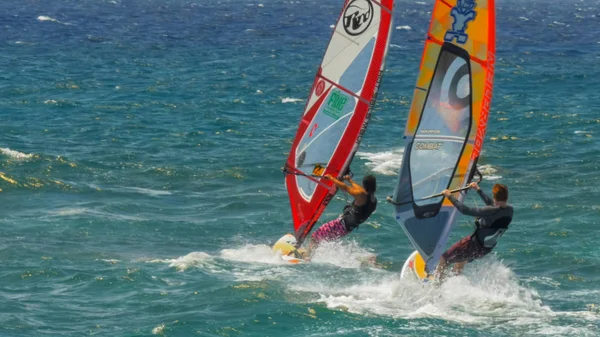 PAIA, ESTADOS UNIDOS DE AMÉRICA - 10 DE AGOSTO DE 2015: primer plano de tres windsurfistas en la famosa playa de hookipa — Foto de Stock