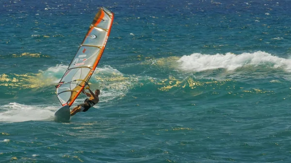 PAIA, UNITED STATES OF AMERICA - AUGUST 10 2015: windsurfing at hookipa beach on maui — Stock Photo, Image