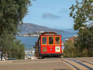 san francisco uzak bir alcatraz ada ile kırmızı bir teleferik