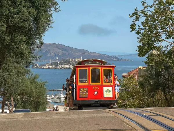 Un teleférico rojo con una lejana isla de Alcatraz en San Francisco —  Fotos de Stock