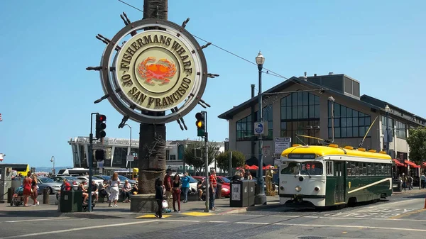 SAN FRANCISCO, CALIFORNIA, EE.UU. - 30 DE AGOSTO DE 2015: un tranvía verde y amarillo en el muelle de pescadores en san francisco — Foto de Stock