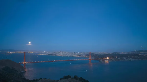 满月升起在旧金山金门大桥后面 — 图库照片