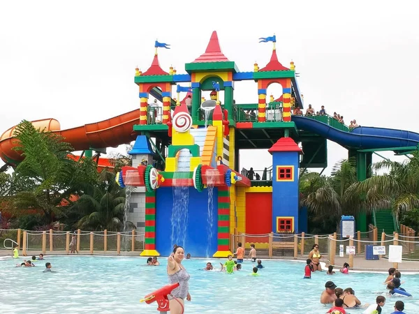 Carlsbad, California, ABD - 24 Ağustos 2015: Ziyaretçiler legoland california'daki su parkının keyfini çıkarıyor