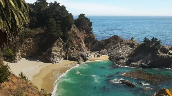 Mcway falls at julia pfeiffer burns state park on highway 1 along the california coast — Stock Photo, Image