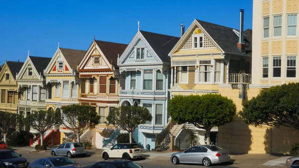 SAN FRANCISCO, CALIFORNIA, Estados Unidos - 30 de agosto de 2015: las famosas casas de señoras pintadas en san francisco — Foto de Stock