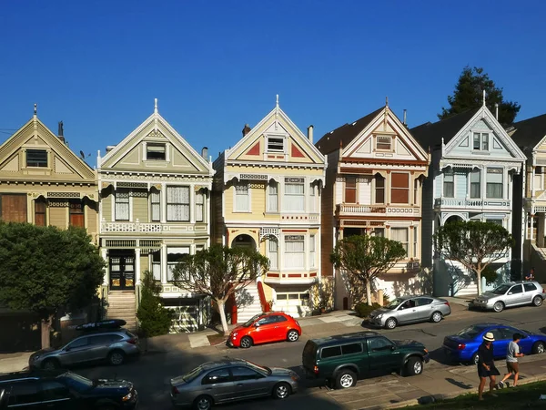 SAN FRANCISCO, CALIFORNIA, EE.UU. - 30 DE AGOSTO DE 2015: la calle con las señoras pintadas casas en san francisco — Foto de Stock