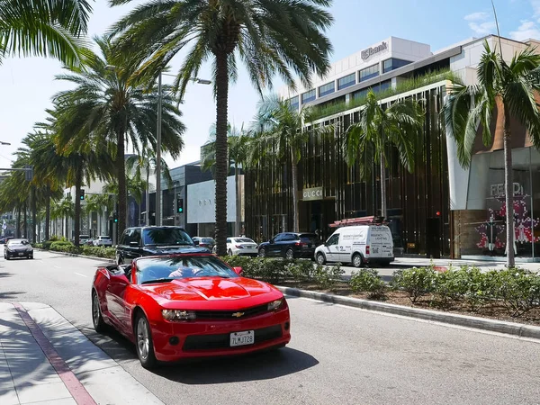 ロサンゼルス、カリフォルニア、アメリカ - 2015年8月25日:有名なロデオドライブの高級店やエキゾチックなスポーツカー — ストック写真