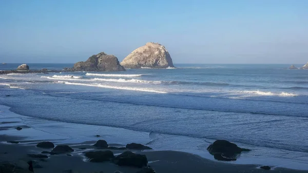 Una spiaggia vicino a mezzaluna lungo l'ennesima costa californiana — Foto Stock