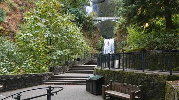 Largo ângulo da seção inferior de multnomah cai em portland — Fotografia de Stock