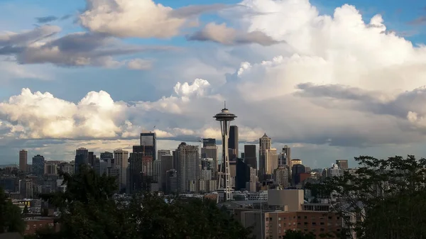 Uma visão da tarde de verão da agulha espacial e Seattle — Fotografia de Stock