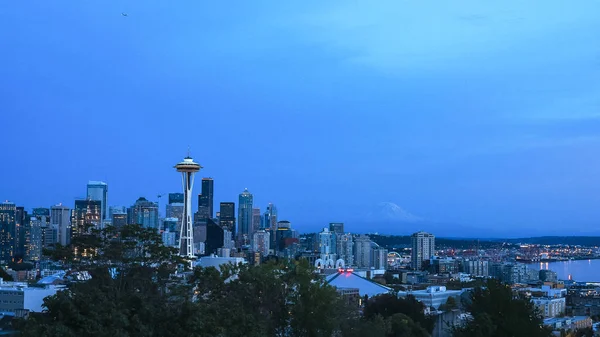 Vista crepúsculo da agulha espacial em Seattle — Fotografia de Stock
